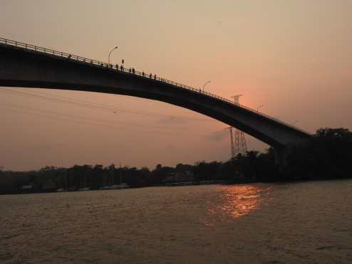 Los vecinos oraron al medio del puente Río Dulce en Livingston. Foto Prensa Libre: Dony Stewart