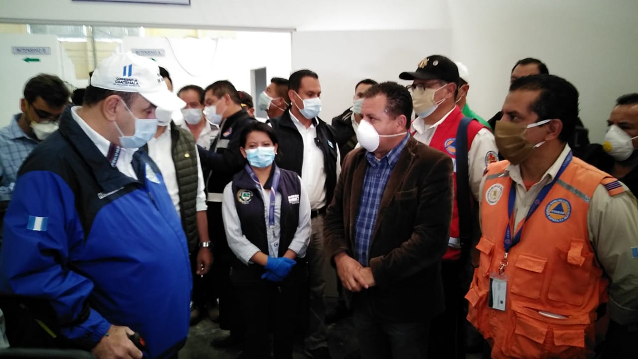 El presidente Alejandro Giammattei durante su recorrido en el hospital en construcción en Quetzaltenango. (Foto Prensa Libre: María José Longo).