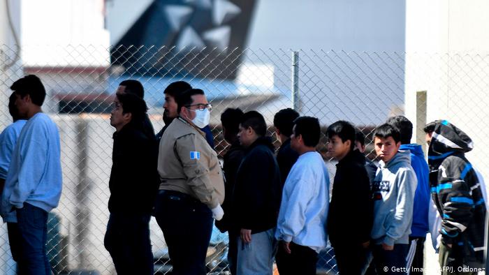 Guatemaltecos son deportados desde EE. UU. Conamigua ha intentado atenderlos aunque con limitaciones. (Foto Prensa Libre: AFP)