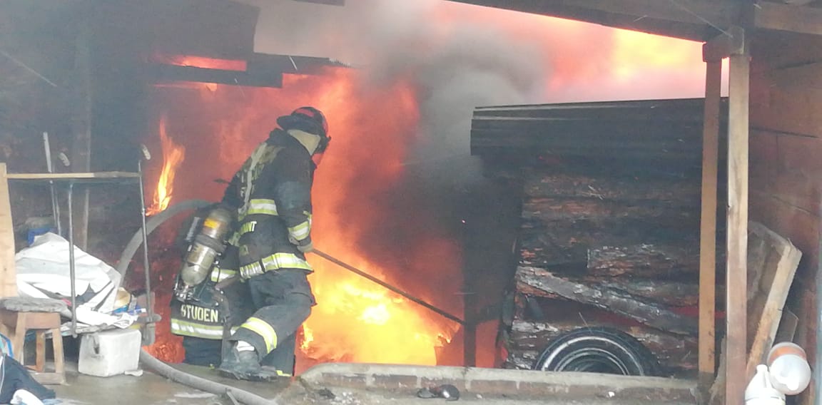 Socorristas trabajan para extinguir las llamas, que amenazan con expandirse. (Foto: Bomberos Voluntarios)