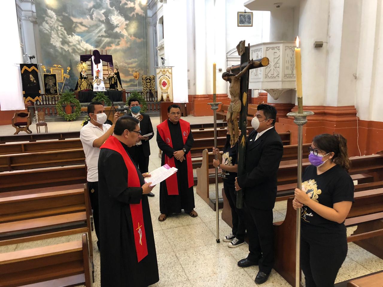 La Hermandad de Jesus Nazareno del Consuelo y Asociación de Ceuzados del Santo Sepulcro llevo a cabo el rezo del santo viacrucis. (Foto: Prensa Libre)