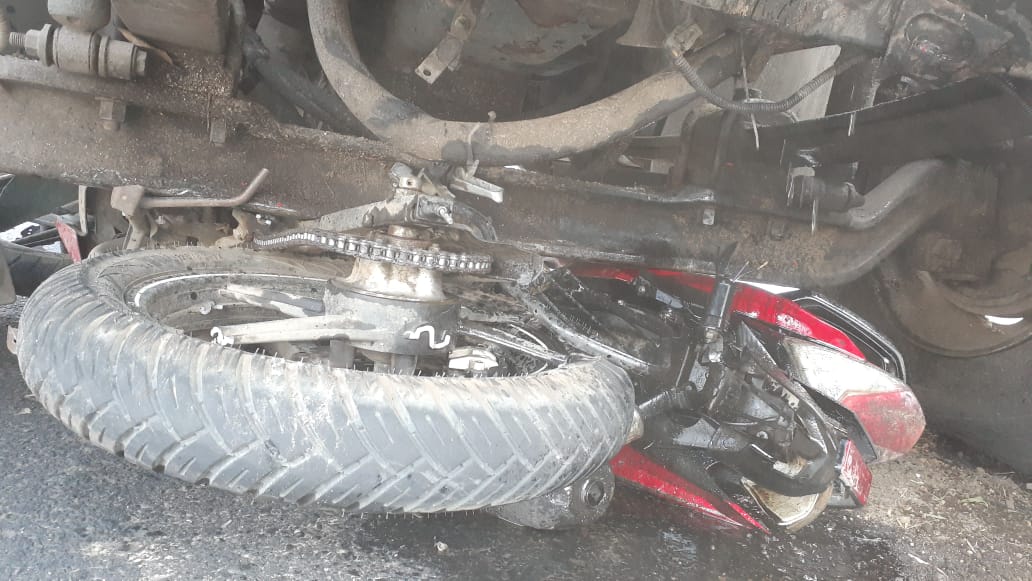 La motocicleta quedó debajo del camión. (Foto Prensa Libre: PMT de Mixco).