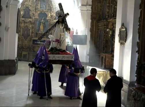 Dentro de la iglesia de Nuestra Señora de Las Mercedes, el padre Orlando Aguilar llevó a cabo el rezo del Viacrucis mientras un grupo de nazarenos llevaba en hombros a Jesús de la Merded. Foto Prensa Libre: Eventos Católicos