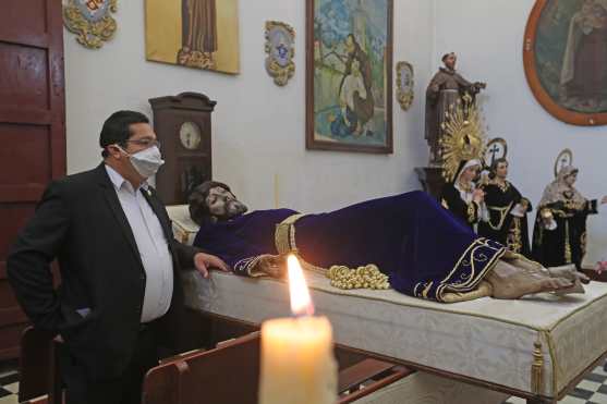 En la iglesia del Santísimo Nombre de Jesús, La Recolección, la Hermandad llevó a cabo el cambio de ropaje del Señor Sepultado. Foto Prensa Libre: Óscar Rivas