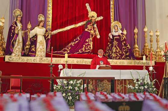 Frente a las imágenes de pasión del Santuario Arquidiocesano del Señor San José se celebró la misa, así se realiza todos los domingos de Ramos antes que salga la procesión del Rey del Universo. Foto Prensa Libre: Óscar Rivas