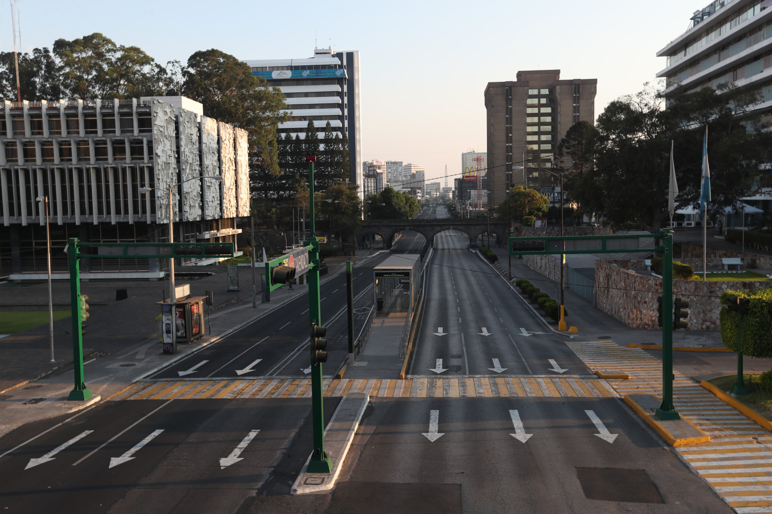 Las actividades de hoteles y restaurantes, comercio, construcción, están siendo afectadas por los cierres fronterizos, toques de queda y aislamiento social en Centroamérica y que contribuirán a una caída en las economías, señala el BCIE. (Foto Prensa Libre: Óscar Rivas)