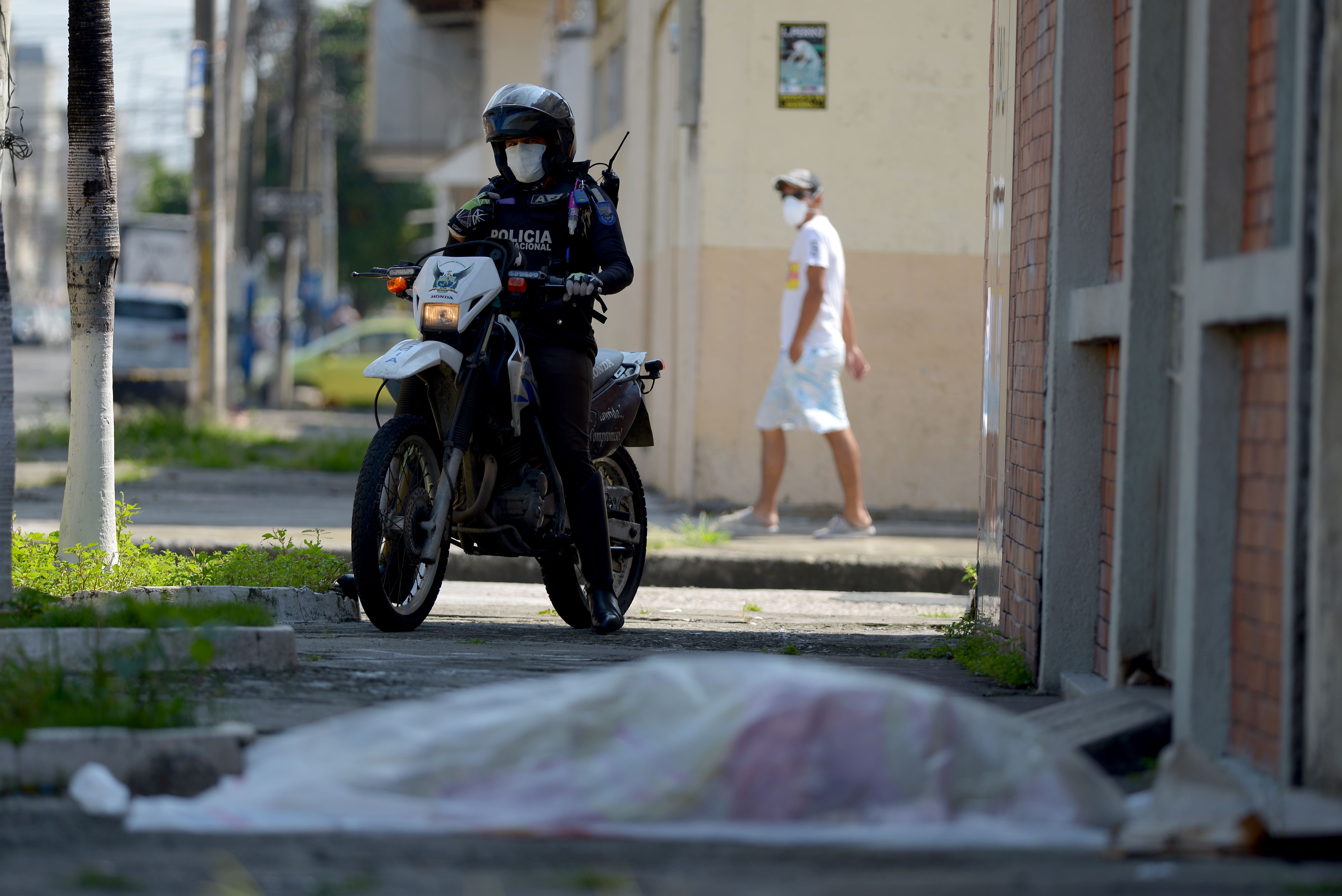 Continúa la crisis de cadáveres en Guayaquil, Ecuador. (Foto Prensa Libre: AFP)