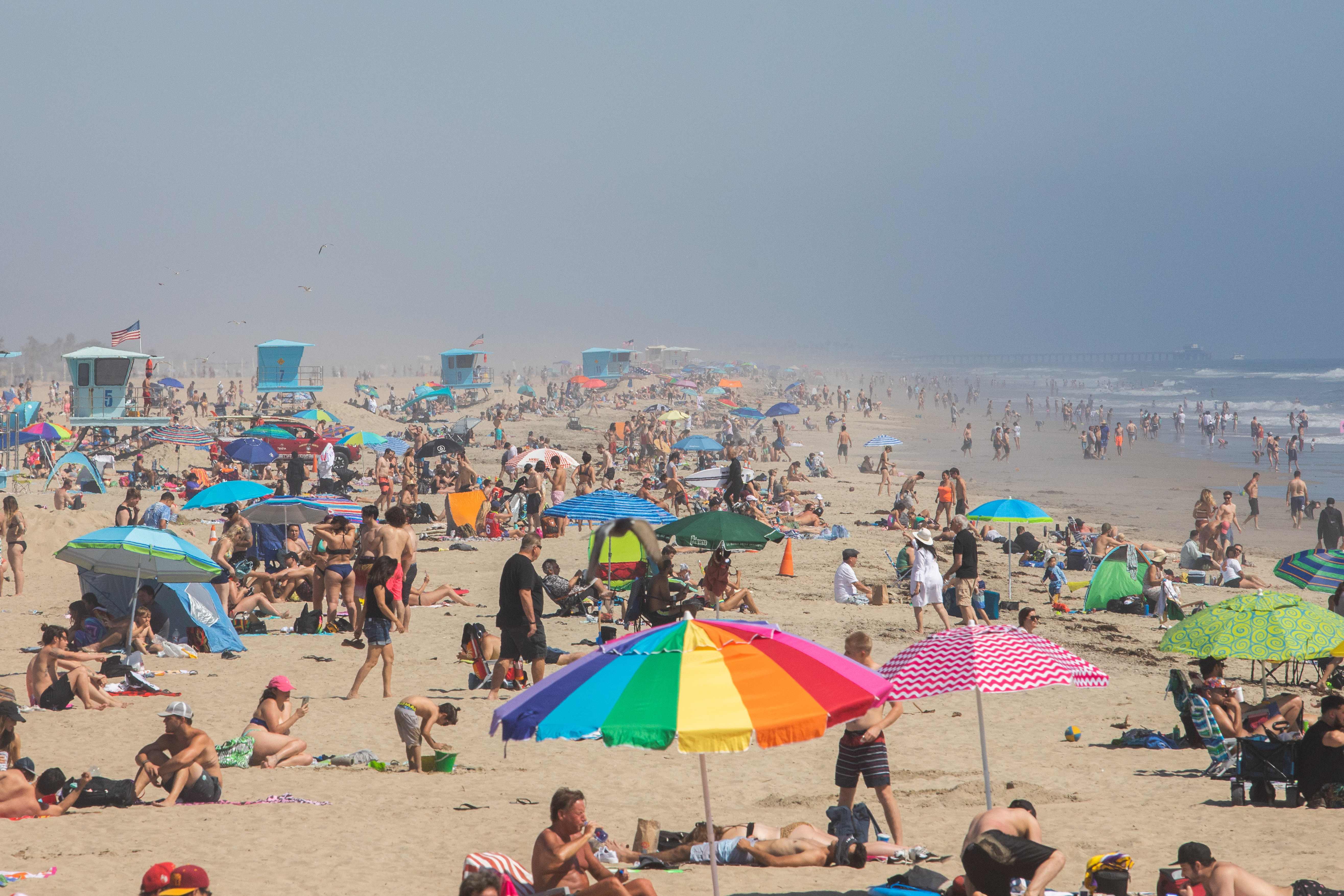 Mientras que las playas en los condados de Los Ángeles y San Diego permanecen cerradas, las de los condados de Ventura y Orange estaban abiertas. (Foto Prensa Libre: AFP)