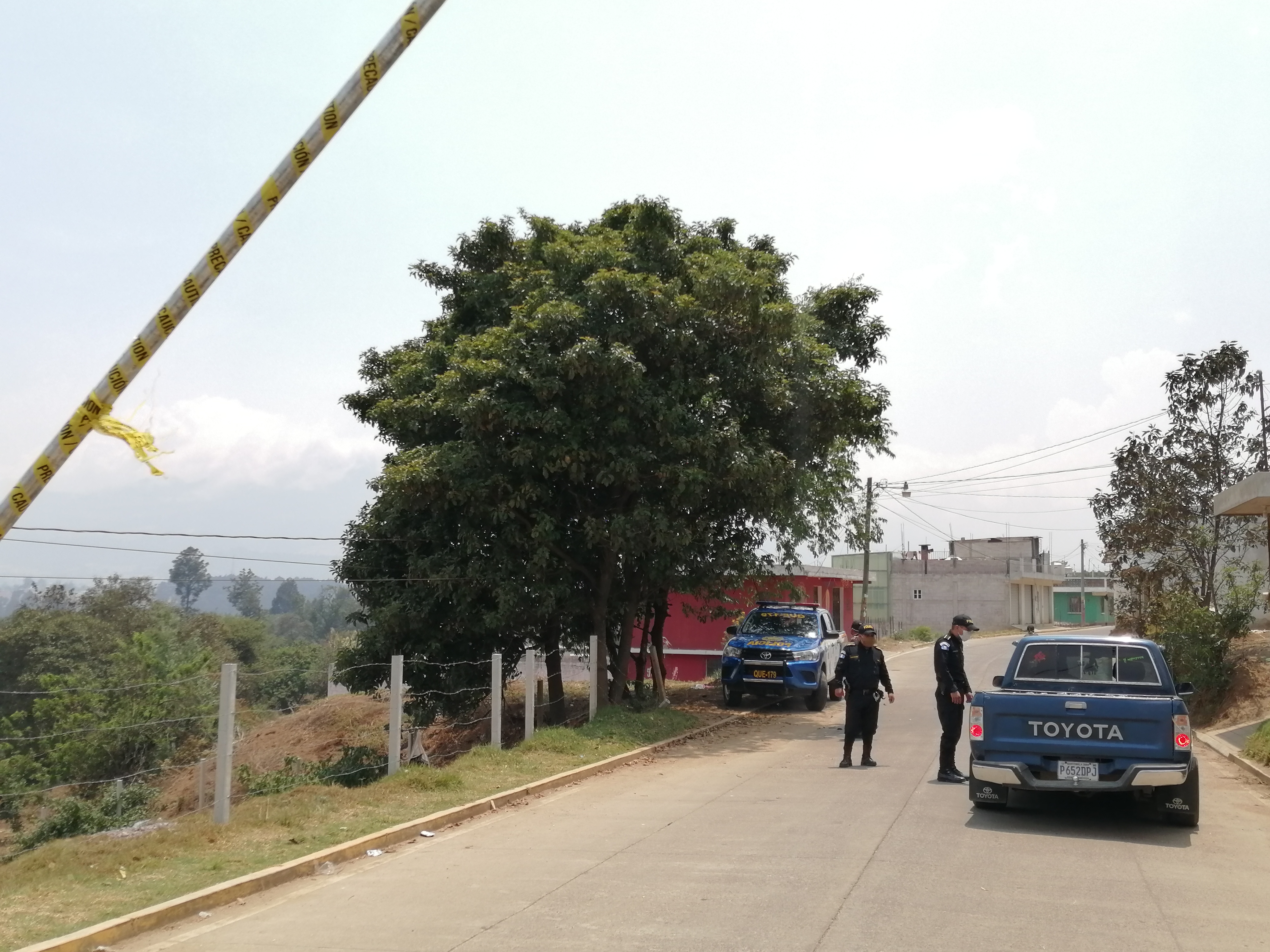 Autoridades controlan el ingreso principal a la aldea, en los otros puntos se cerró el paso. (Foto Prensa Libre: María Longo)  