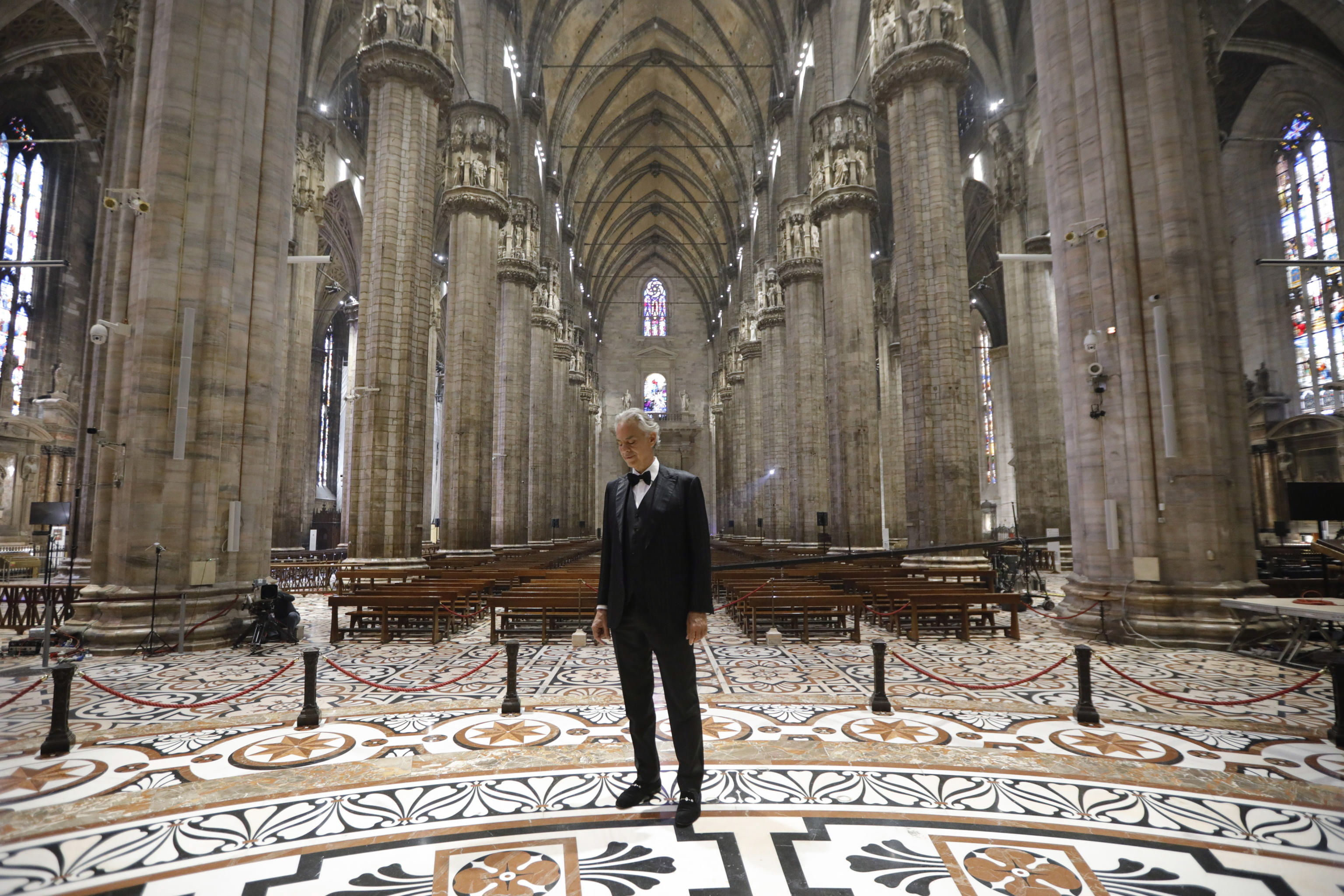 El concierto de Andrea Bocelli en Milán.  (Foto Prensa Libre: EFE/EPA/LUCA ROSSETTI / COURTESY SUGAR PRESS).