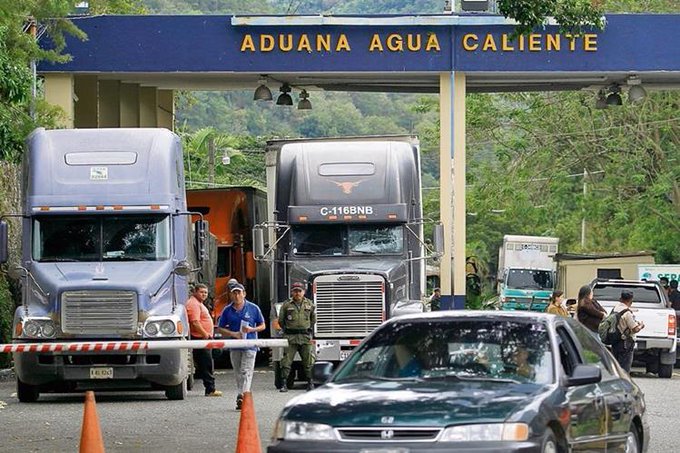 Una unión centroamericana facilitaría el comercio. Hoy en día un transporte de carga puede tardar hasta 24 horas en cruzar una frontera. (Foto Prensa Libre: Edwin Bercián)