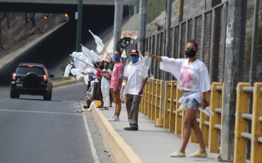 Debido a la crisis por el coronavirus muchas familias se han quedado sin empleo en Guatemala y salen a las calles a pedir alimentos, a otras se les han reducido sus ingresos. (Foto Prensa Libre: Hemeroteca PL). 