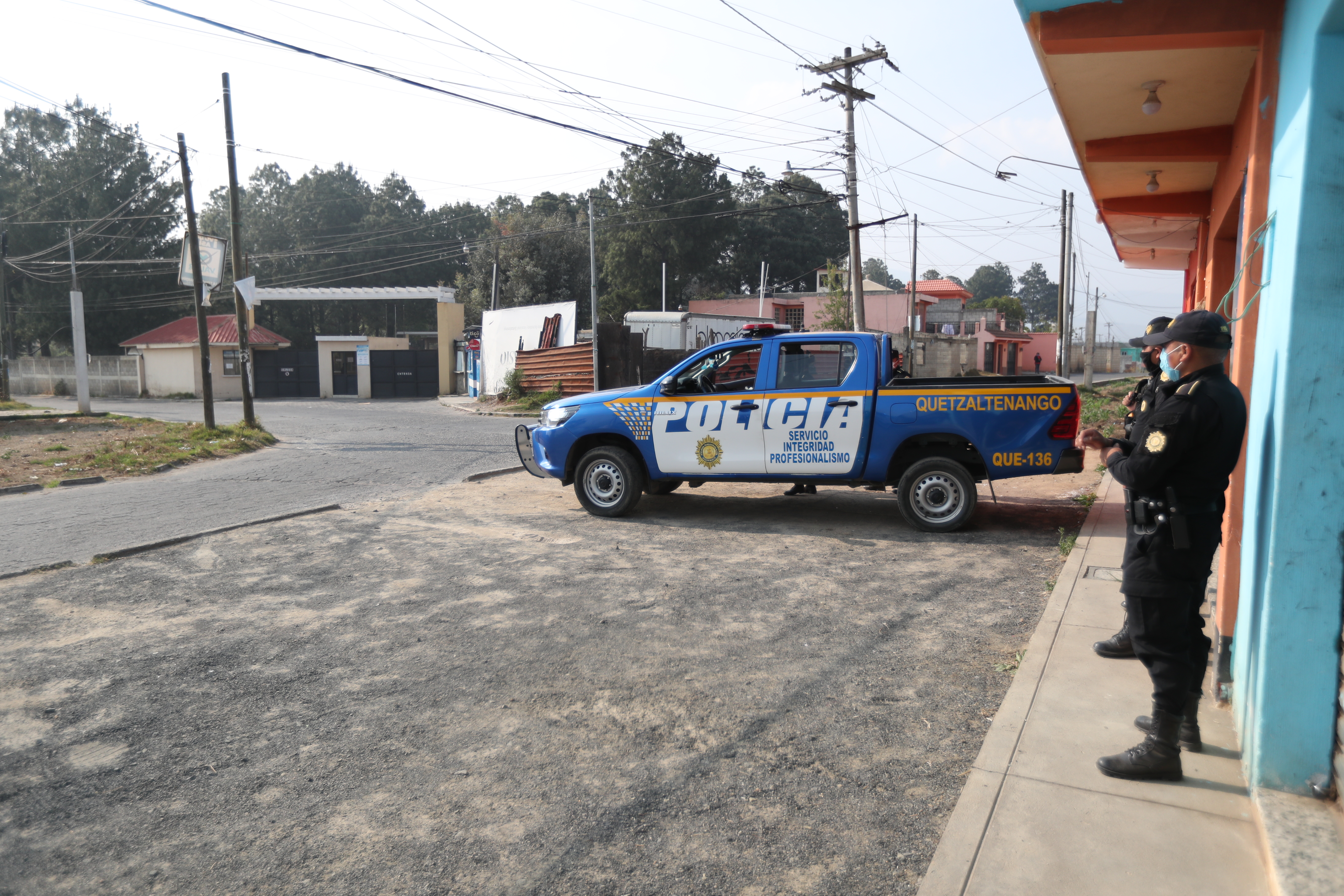 El ingreso de migrantes retornados por vía terrestre a Quetzaltenango y su ubicación en el Centro Recreativo Atanasio Tzul provocó un conflicto social. (Foto Prensa Libre: María Longo)  