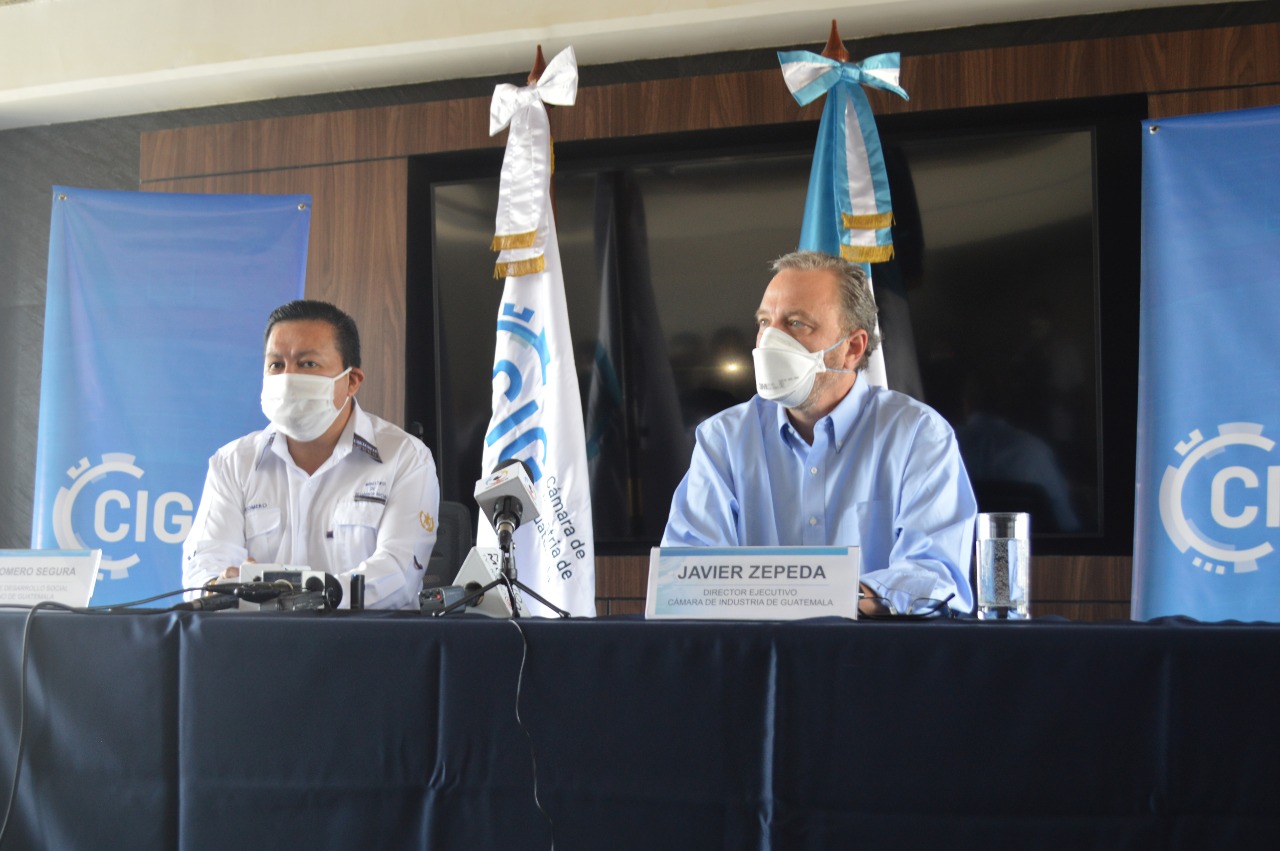 Raúl Romero Segura, ministro de Desarrollo y el director ejecutivo de Cámara de Industria, Javier Zepeda informaron de la alianza para donar alimentos a familias. (Foto Prensa Libre: cortesía Cámara de Industria)