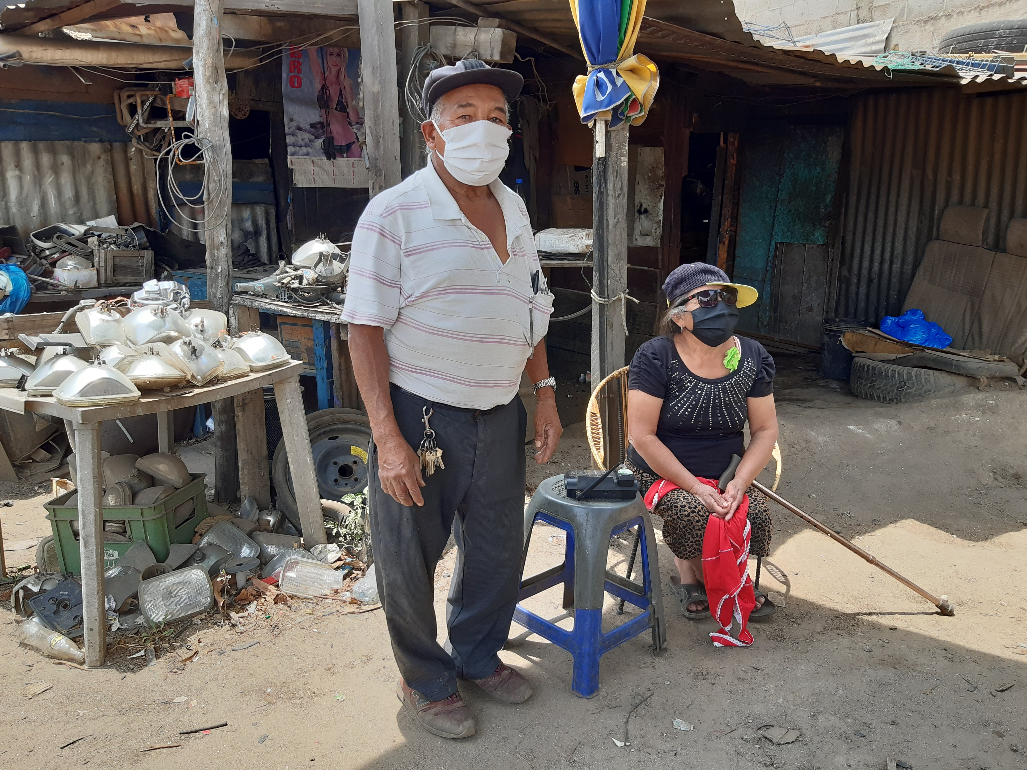 Edmundo Chávez tiene problemas auditivos y de movilidad, mientras Justa Sarat dificultad visual. Desde que comenzó la crisis han respetado la cuarentena y no han podido salir a trabajar. (Foto Prensa Libre: Raúl Juárez)