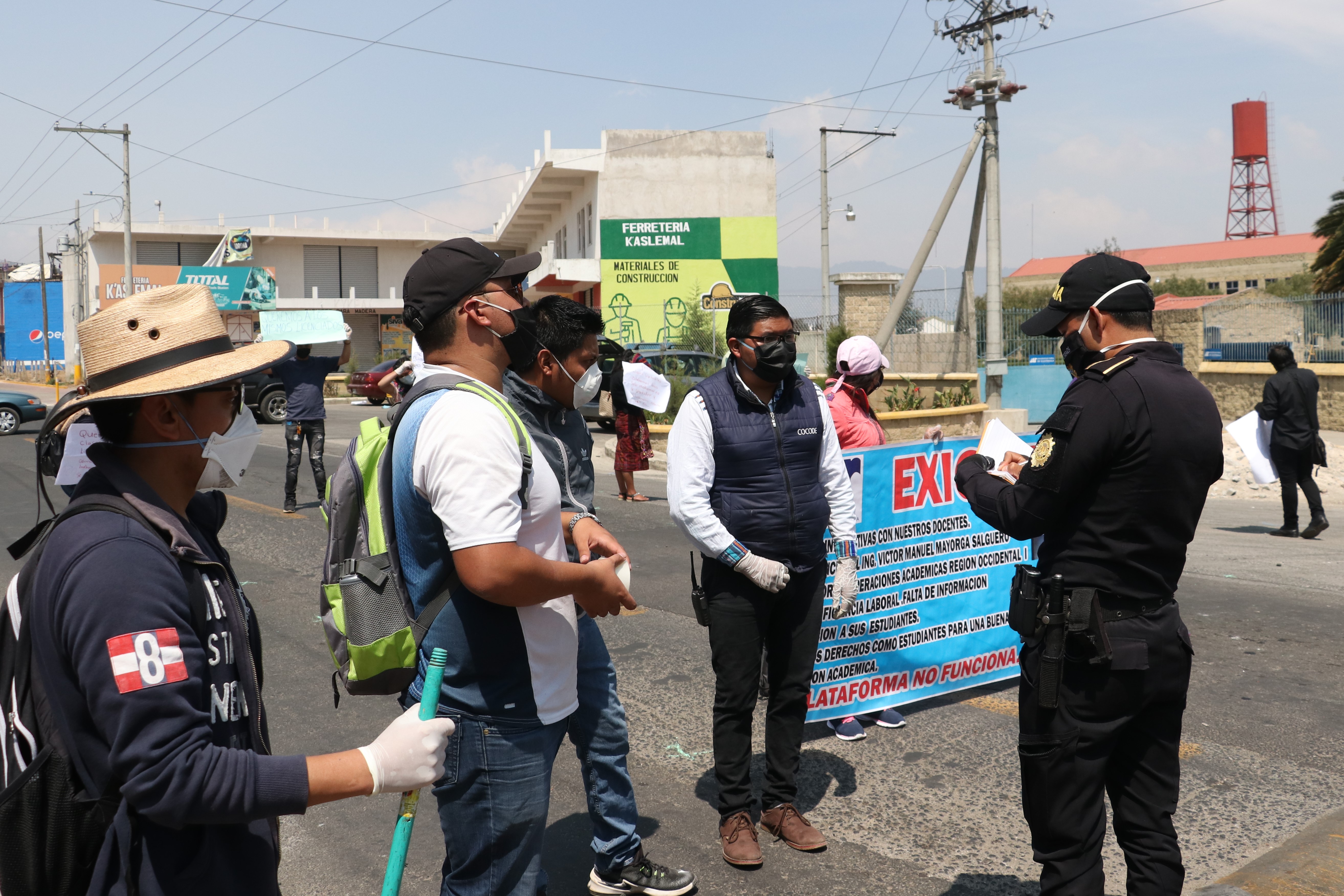 Los estudiantes manifestaron frente a las instalaciones de la universidad ubicada en la entrada a San Matero. La PNC llegó para verificar la manifestación pacífica. (Foto Prensa Libre: Raúl Juárez)