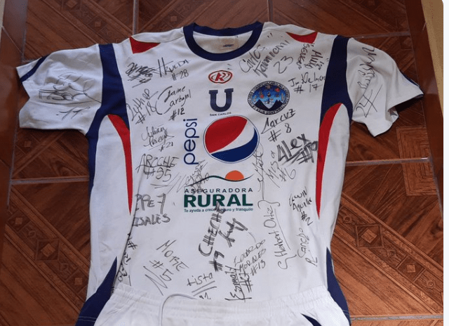 La camisola de Juan Rubén López de último ascenso de la Usac a la Liga Nacional. (Foto Prensa Libre: Juan Rubén López)