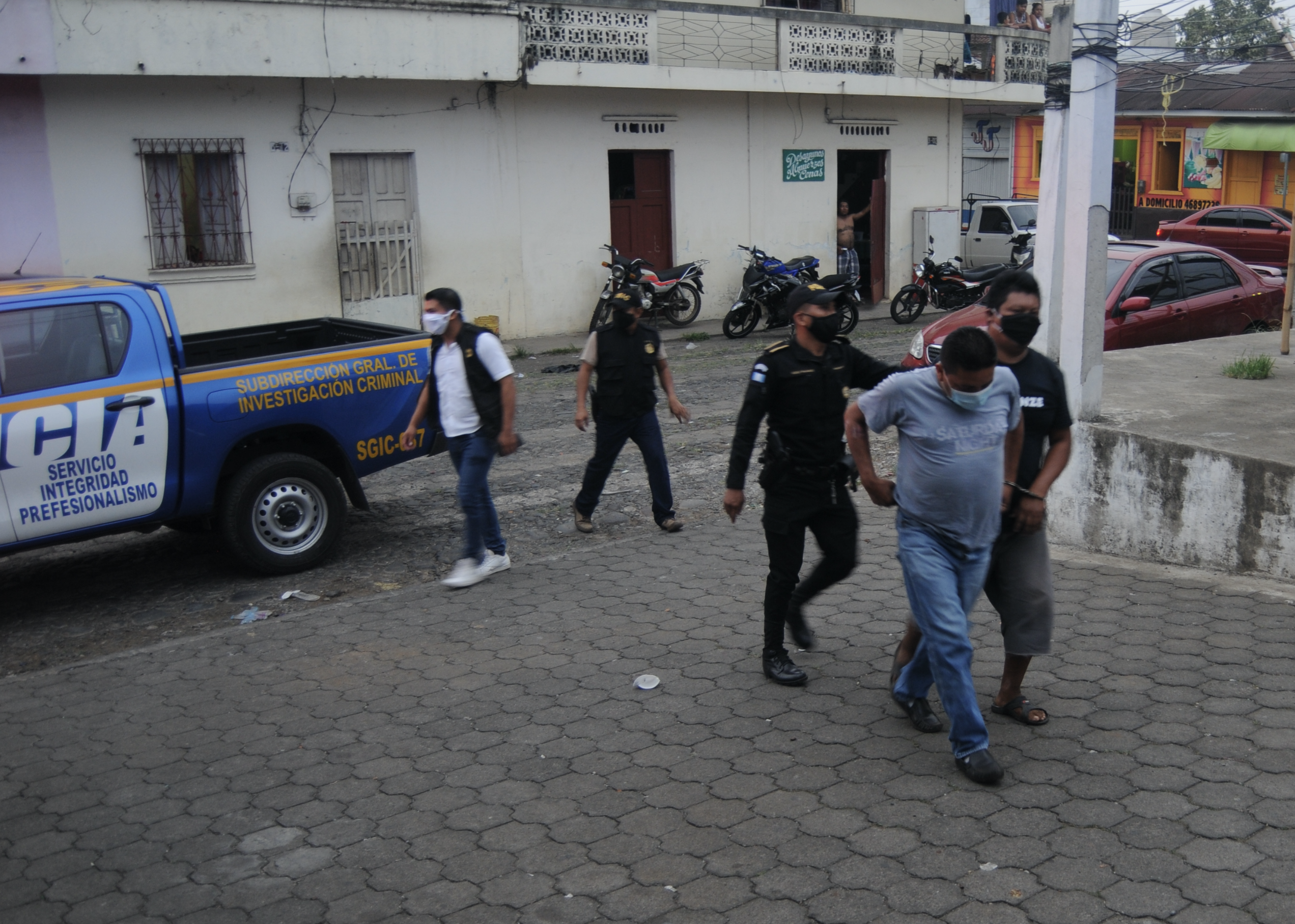 Varios hombre fueron capturados en Coatepque por violar el toque de queda que rige en dicha localidad. (Foto Prensa Libre: Alexander Coyoy)