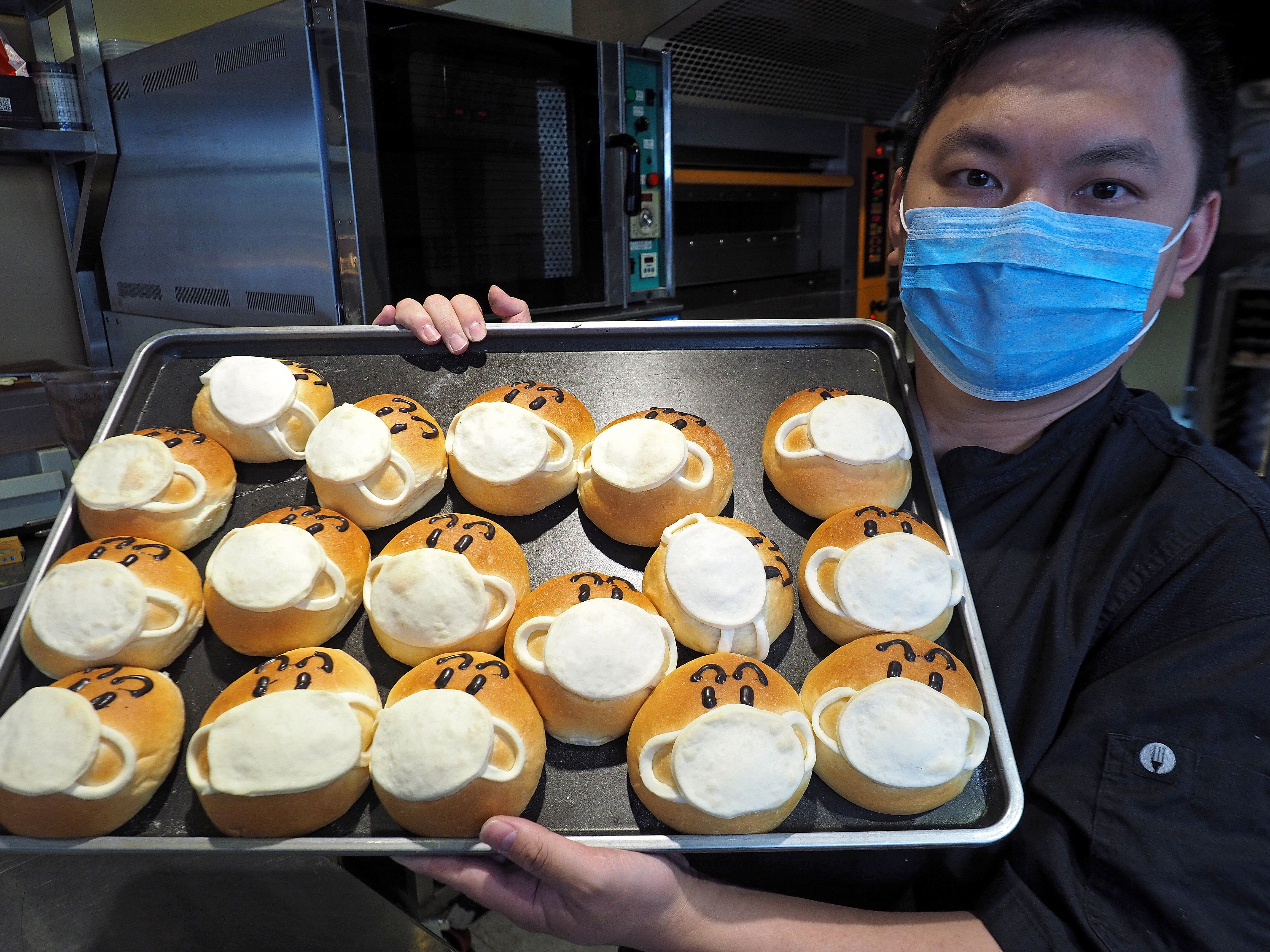 El chef Pai Kuo-wen inventó el 'Pan de máscara facial' con relleno de frijol rojo en marzo, cuando el negocio de la panadería se vio afectado por el nuevo coronavirus (Covid 19) en Taiwán. Foto con fines ilustrativos. (Foto Prensa Libre: EFE)