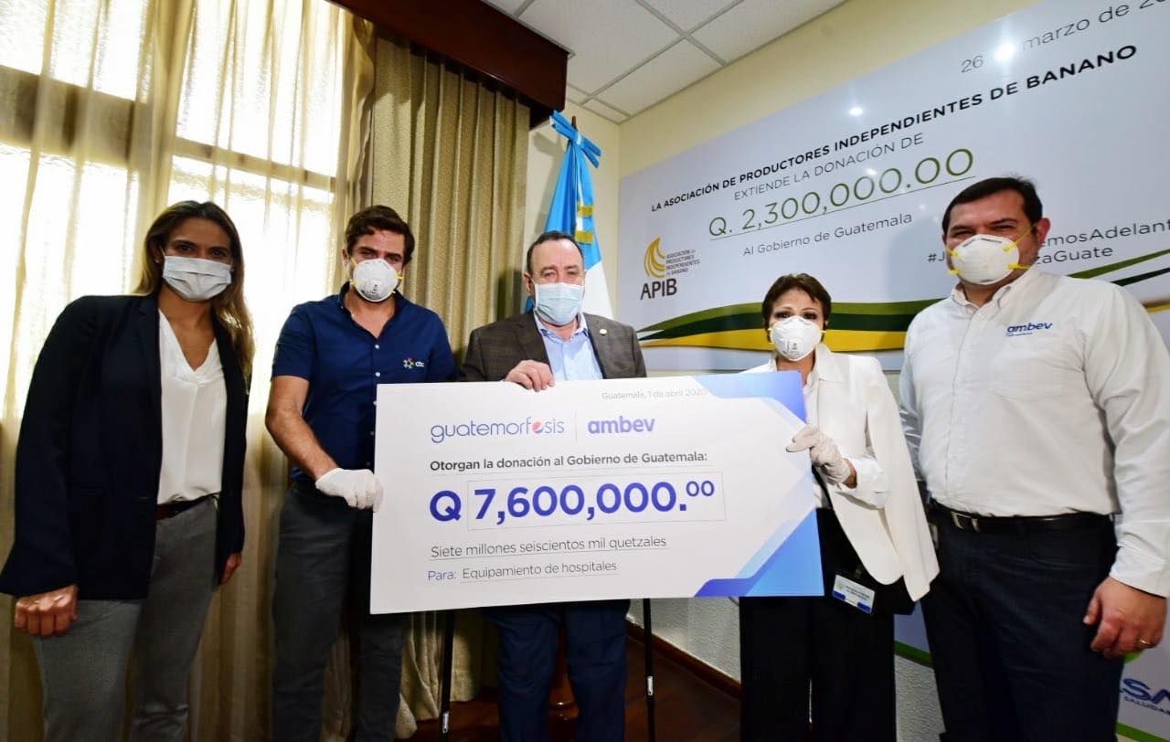 Personeros de Guatemorfosis y Ambev realizaron la entrega del donativo al presidente Dr. Alejandro Giammattei. Foto Prensa Libre: Cortesía