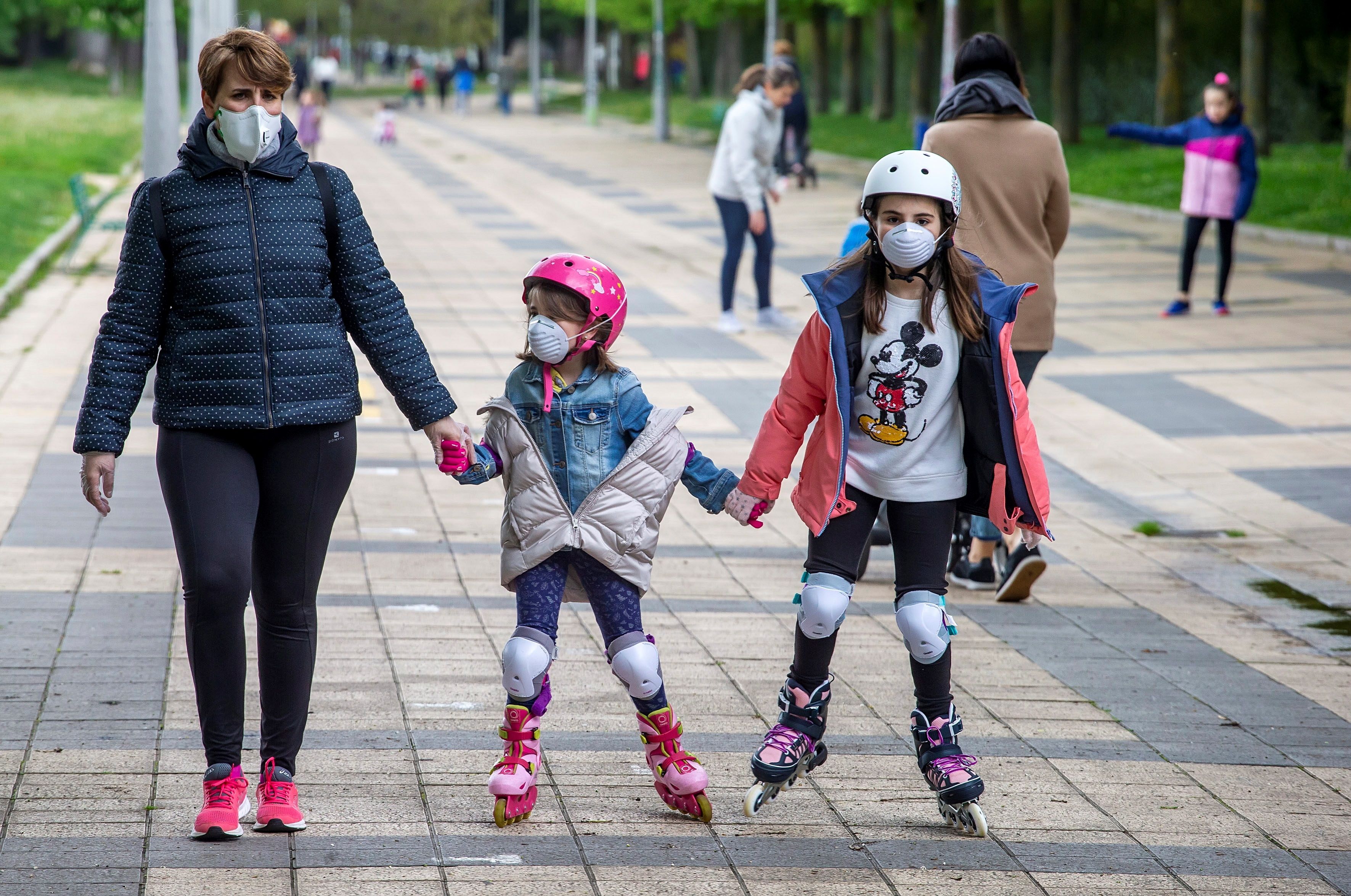 Después de semanas de estar confinados, los niños y adolescentes pudieron salir este domingo, acompañados de sus padres. (Foto Prensa Libre: EFE)