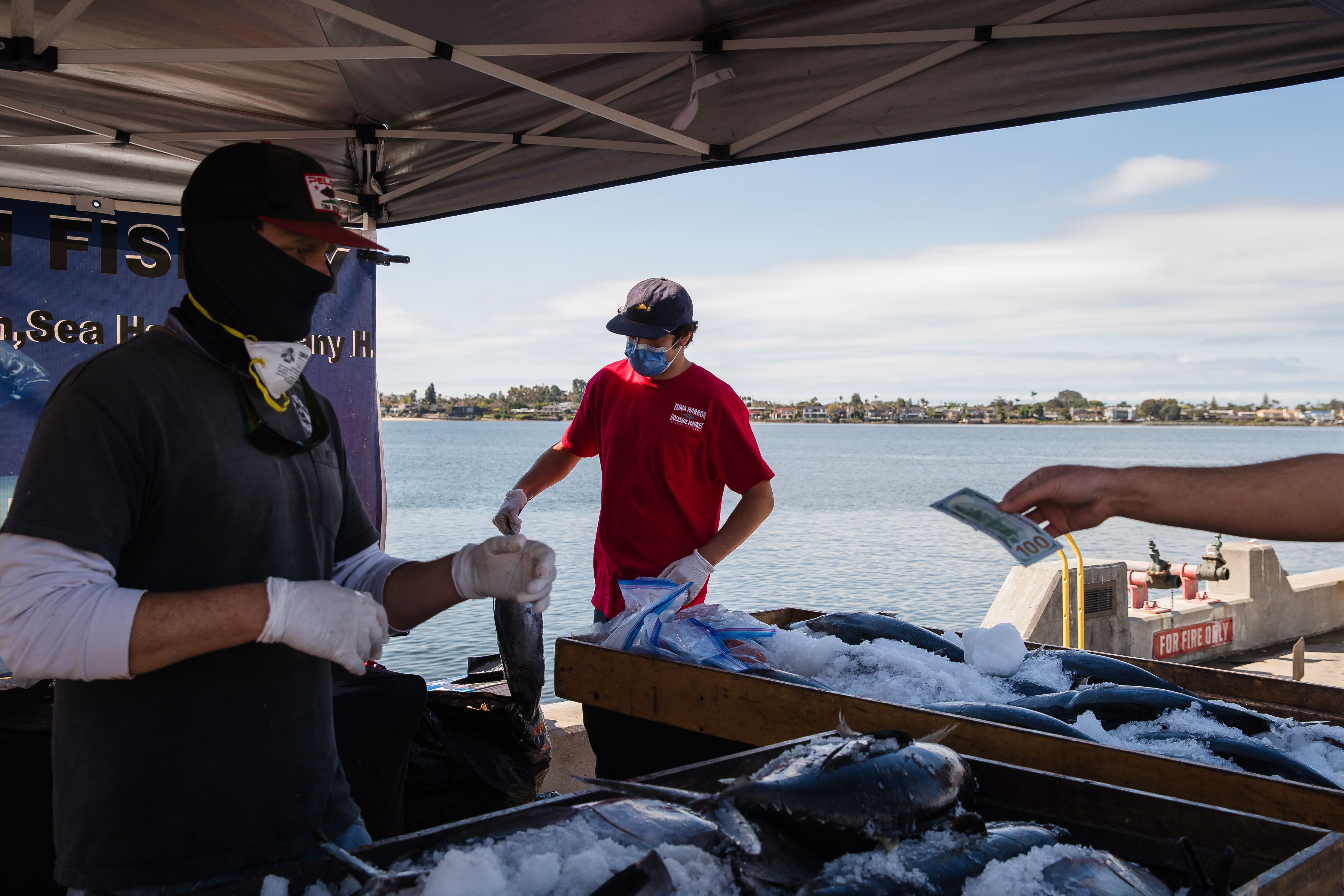 Pequeñas y medianas empresas en California han tenido que cerrar por la pandemia del coronavirus y cientos de migrantes han quedado sin ingresos. (Foto Prensa Libre: AFP)