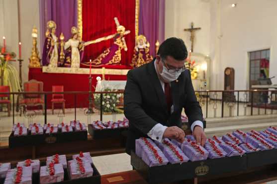 Como un agradecimiento la Asociación de Jesús Nazareno de los Milagros colocó varios turnos en las bancas para representar a la feligresía en la misa del Domingo de Ramos. Foto Prensa Libre: Óscar Rivas