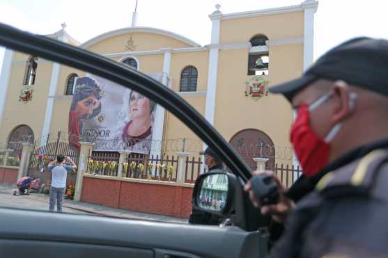 Un agente de la Policía Nacional Civil solicitó a los presentes que se dispersaran y les recordó que no están permitidas las concentraciones de personas. La Asociación de Jesús Nazareno de los Milagros pidió por medio de redes sociales a los fieles que no llegaran a la iglesia el Domingo de Ramos. Foto Prensa Libre: Óscar Rivas