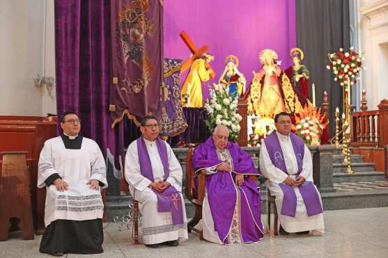 En la misa estuvieron presentes el seminarista Alexander García, el párroco Edwin Roldán, Monseñor Marco Aurelio González Iriarte y el vicario Norman Guevara. Foto Prensa Libre: Óscar Rivas