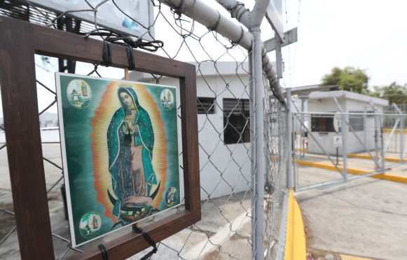 Personas han dejado algunos cuadros con imágenes religiosas en las afueras del hospital ubicado en el Parque de la Industria,  a donde se trasladan las personas que podrían estar infectadas por el Coronavirus. Foto Prensa Libre: Érick Ávila