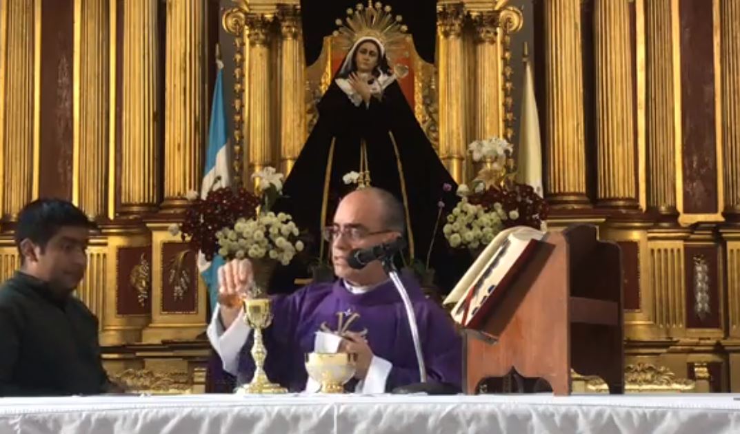 Misa de la Parroquia San José, catedral de Antigua Guatemala, transmitida en redes sociales por pandemia del coronavirus. (Foto: Captura de pantalla de Facebook) 