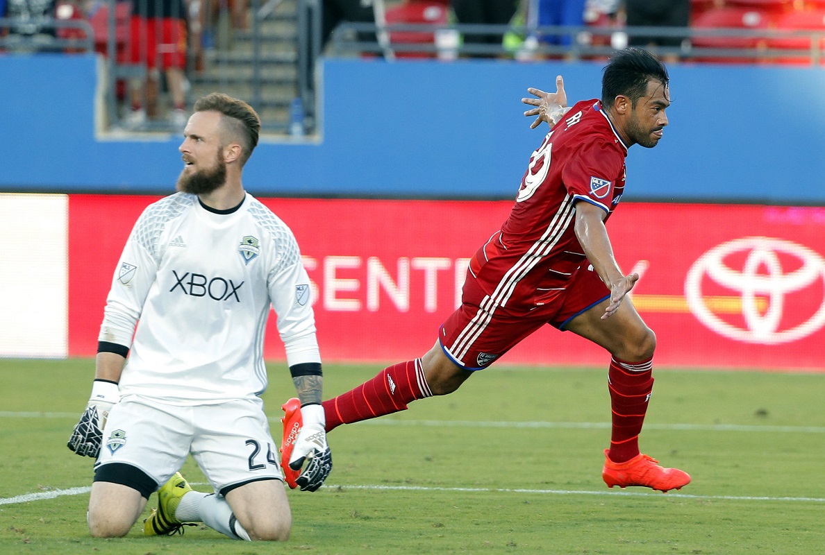 Carlos Ruiz fue determinante para el buen funcionamiento del FC Dallas. (Foto Prensa Libre: AP)