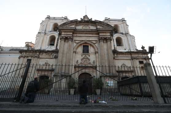 La mañana del Martes Santo varias personas madrugaron para visitar la iglesia La Merced, en la zona 1. Foto Prensa Libre: Óscar Rivas