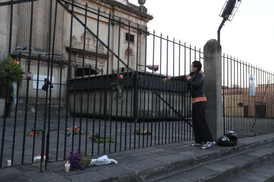 Es costumbre de este Martes Santo lanzar flores a la imagen que sale en un anda sin adorno para que se llene de las ofrendas florales. Foto Prensa Libre: Óscar Rivas