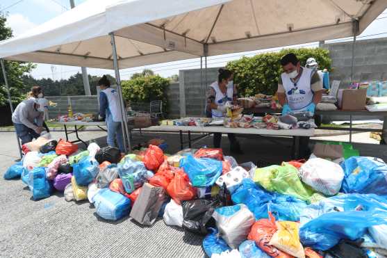 En la iglesia Casa de Dios se mantiene activo un banco de alimentos todo el año, éste recauda víveres que son repartidos a comunidades de escasos recursos, asilos de ancianos y obras sociales. Foto Prensa Libre: Óscar Rivas