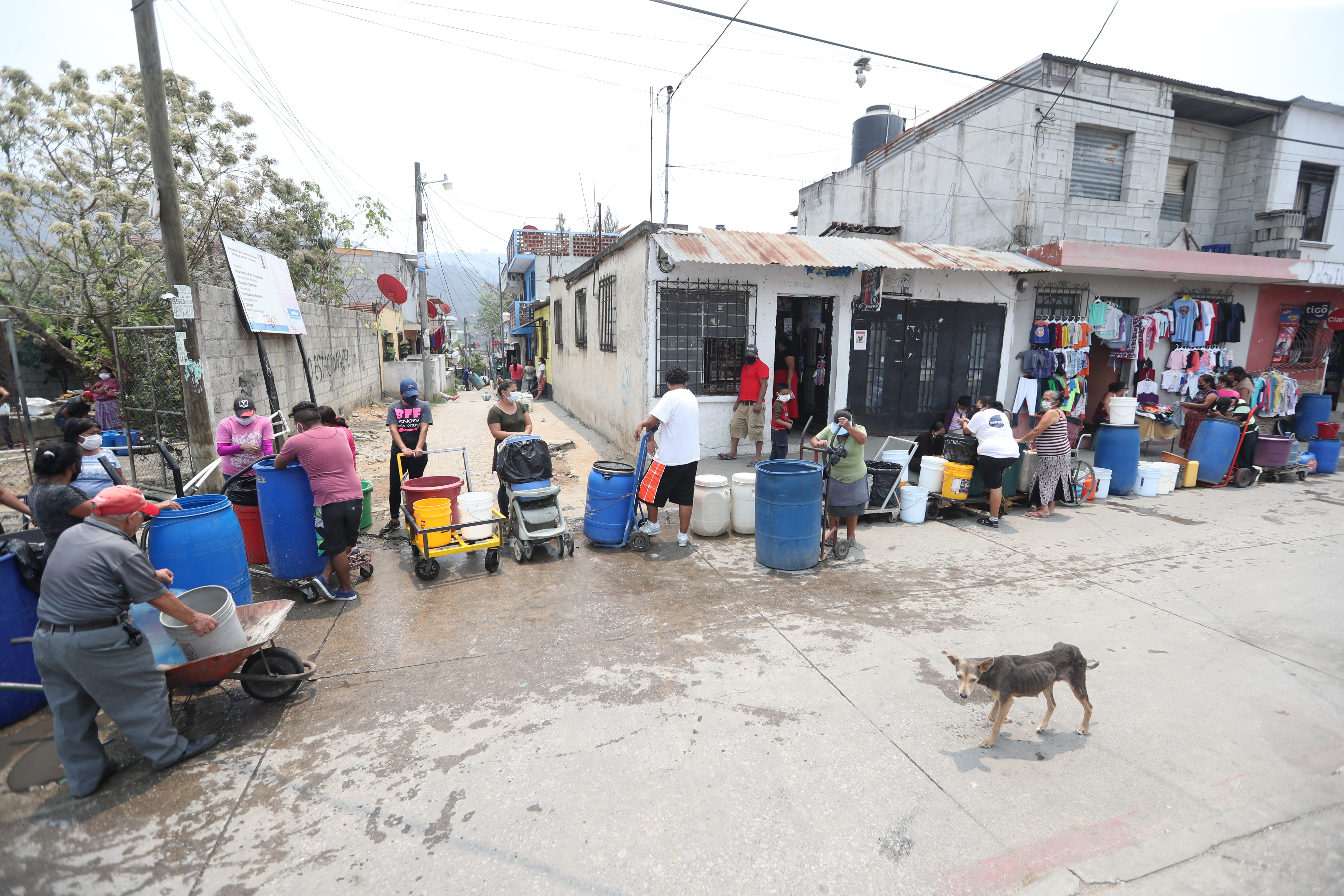 En la Colonia Santa Faz zona 6, vecinos sufren de la falta de agua. Fotografía Prensa Libre: Erick Avila 