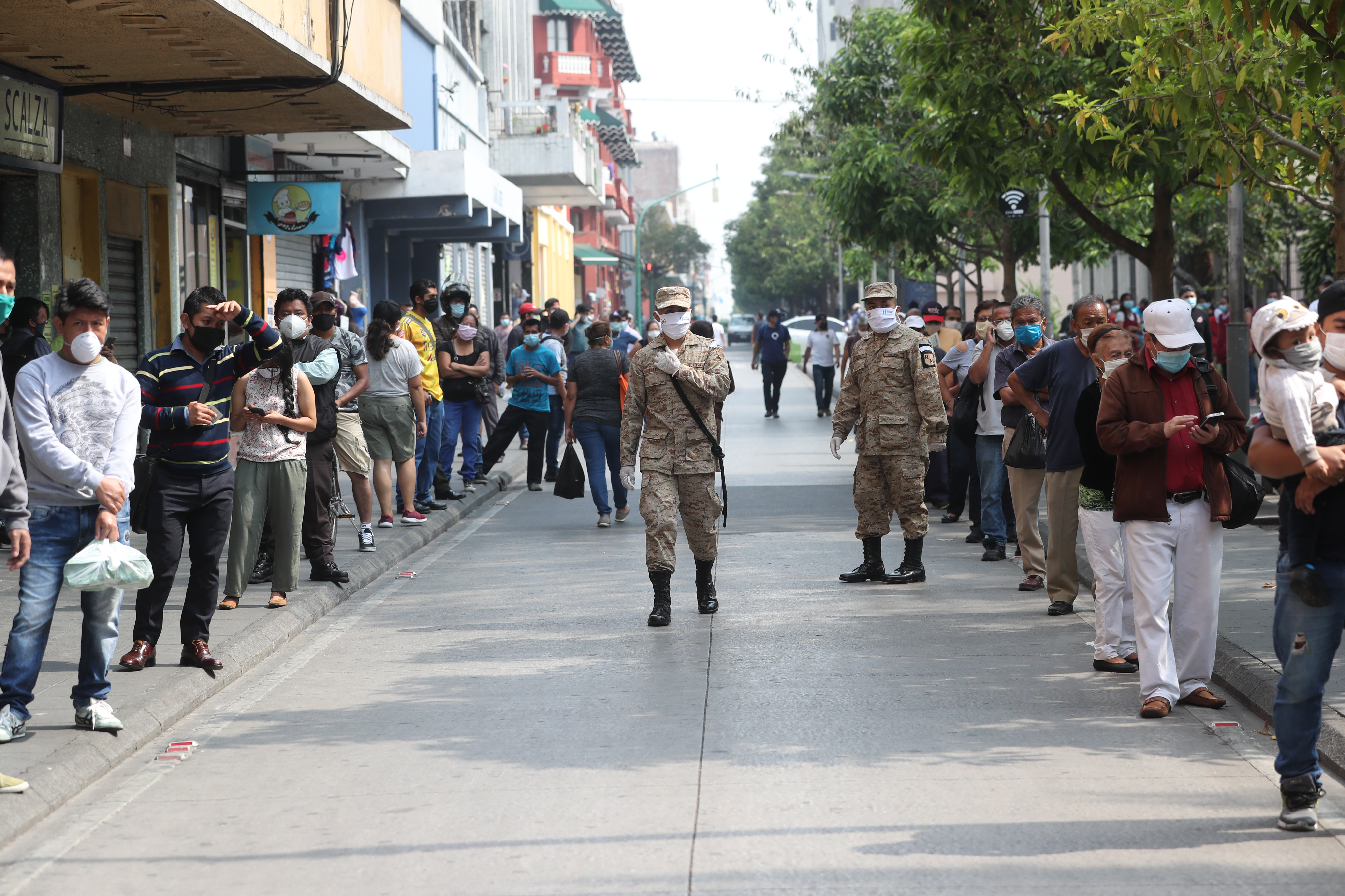 Cientos de personas hacen FILA en el Paseo d la Sexta en la zona 1, donde el ministerio de Gobernación por medio de reservistas del ejercito de Guatemala hace la entrega de mascarillas para evitar el contagio del coronavirus. (Foto Prensa Libre: Érick Ávila

Fotografa. Erick Avila.                  16/04/2020