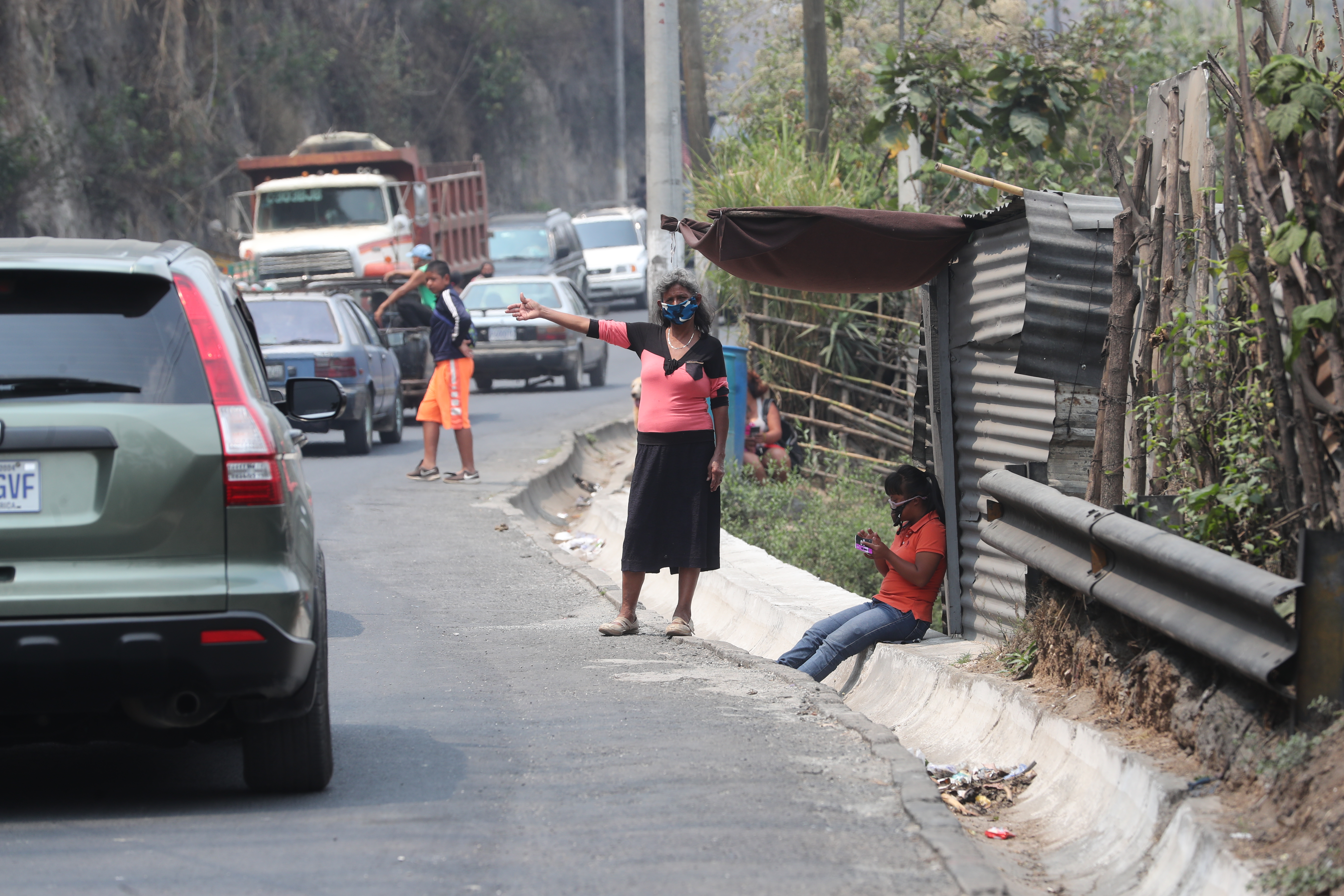 1)	El programa bono familia consiste en un aporte de Q1 mil durante tres meses a dos millones de familias y empezará a partir de la primera semana de mayo, informó el ministro de Finanzas Álvaro González Ricci. (Foto Prensa Libre: Érick Ávila) 
