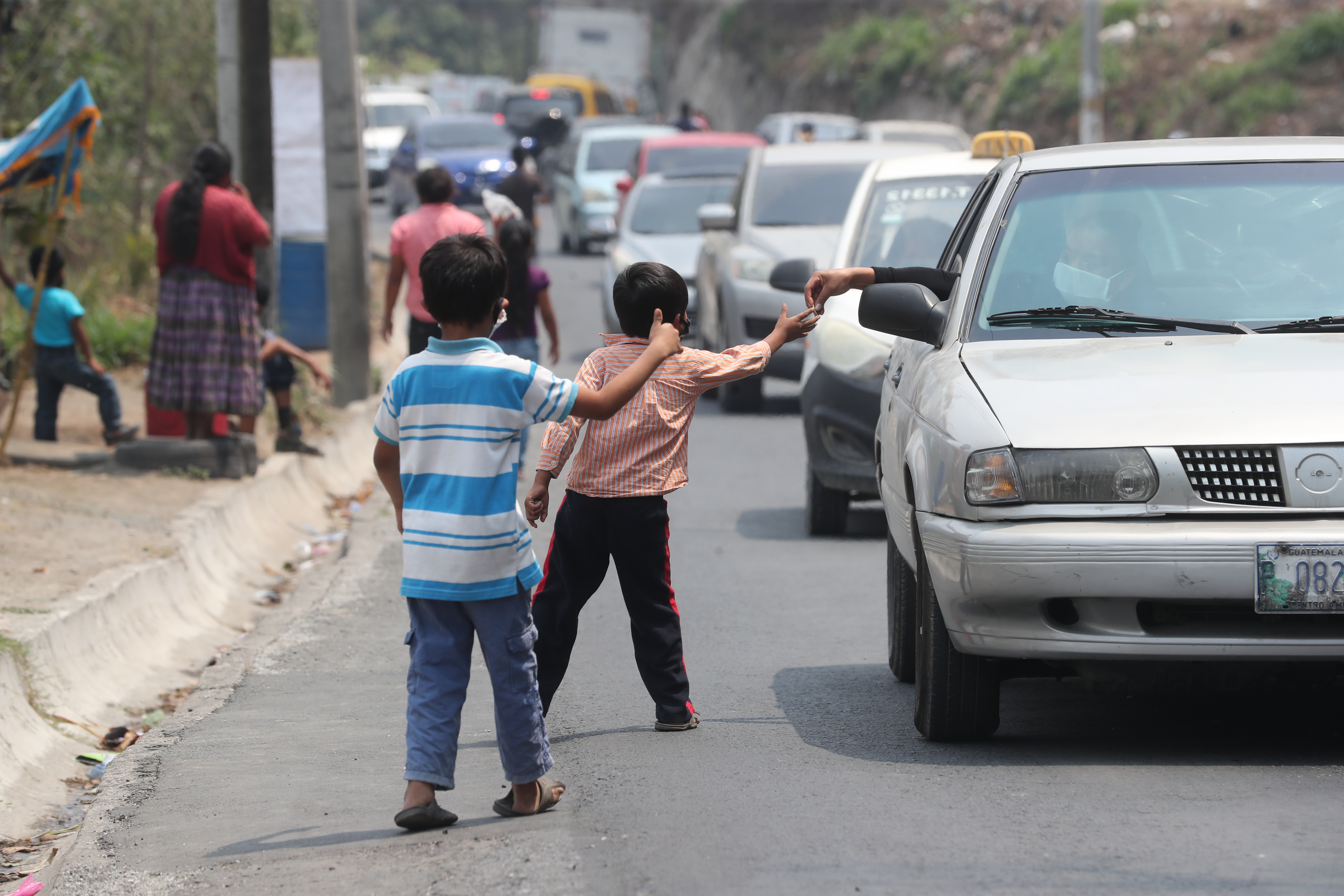 La emergencia del coronavirus y las medidas implementadas por el gobierno han dado como resultado que miles de guatemaltecos se queden sin un ingreso para satisfacer sus necesidades básicas. Una petición de ayuda o una bandera se han convertido en su grito de batalla. Fotografía Prensa Libre: Érick Ávila