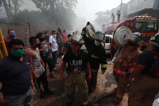 Varias líneas de mangueras fueron llevadas por los cuerpos bomberiles que trabajaron en el lugar. Foto Prensa Libre: Óscar Rivas