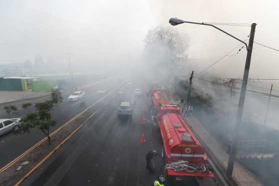 Bomberos Municipales y Voluntarios llegaron al barranco de la colonia Madre Dormida y asentamiento Las Jacarandas donde combatieron un incendio de grandes proporiones. Foto Prensa Libre: Óscar Rivas