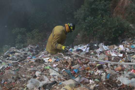 Varios bomberos bajaron por el lado del anillo periférico para poder llegar al fondo del barranco. Foto Prensa Libre: Óscar Rivas