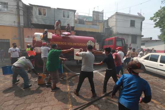 El combate al siniestro duró alrededor de tres horas en la zona 7. 