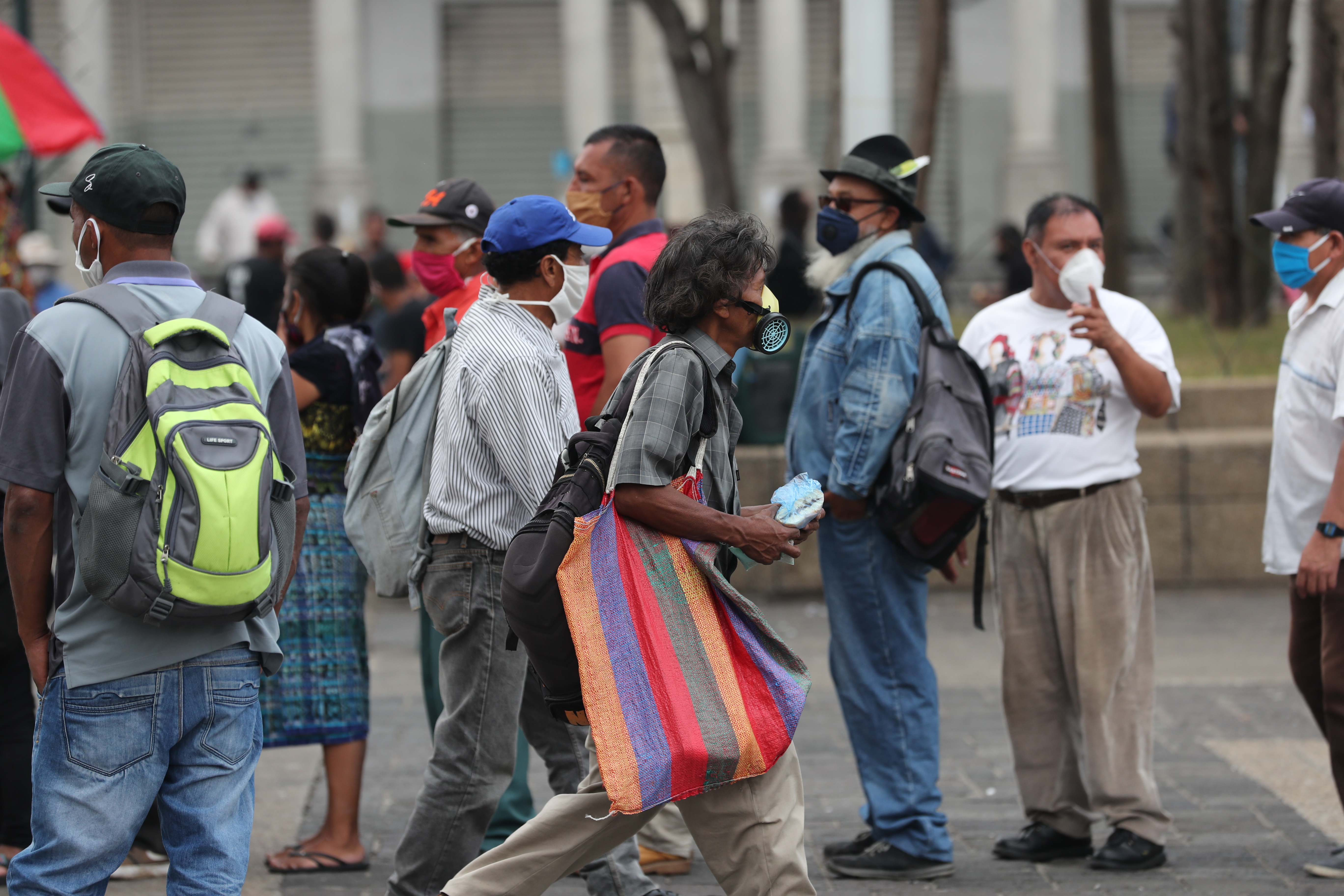 Quienes subsisten de la economía informal son miles, y necesitan ayuda urgente. (Foto Prensa Libre: Érick Ávila)