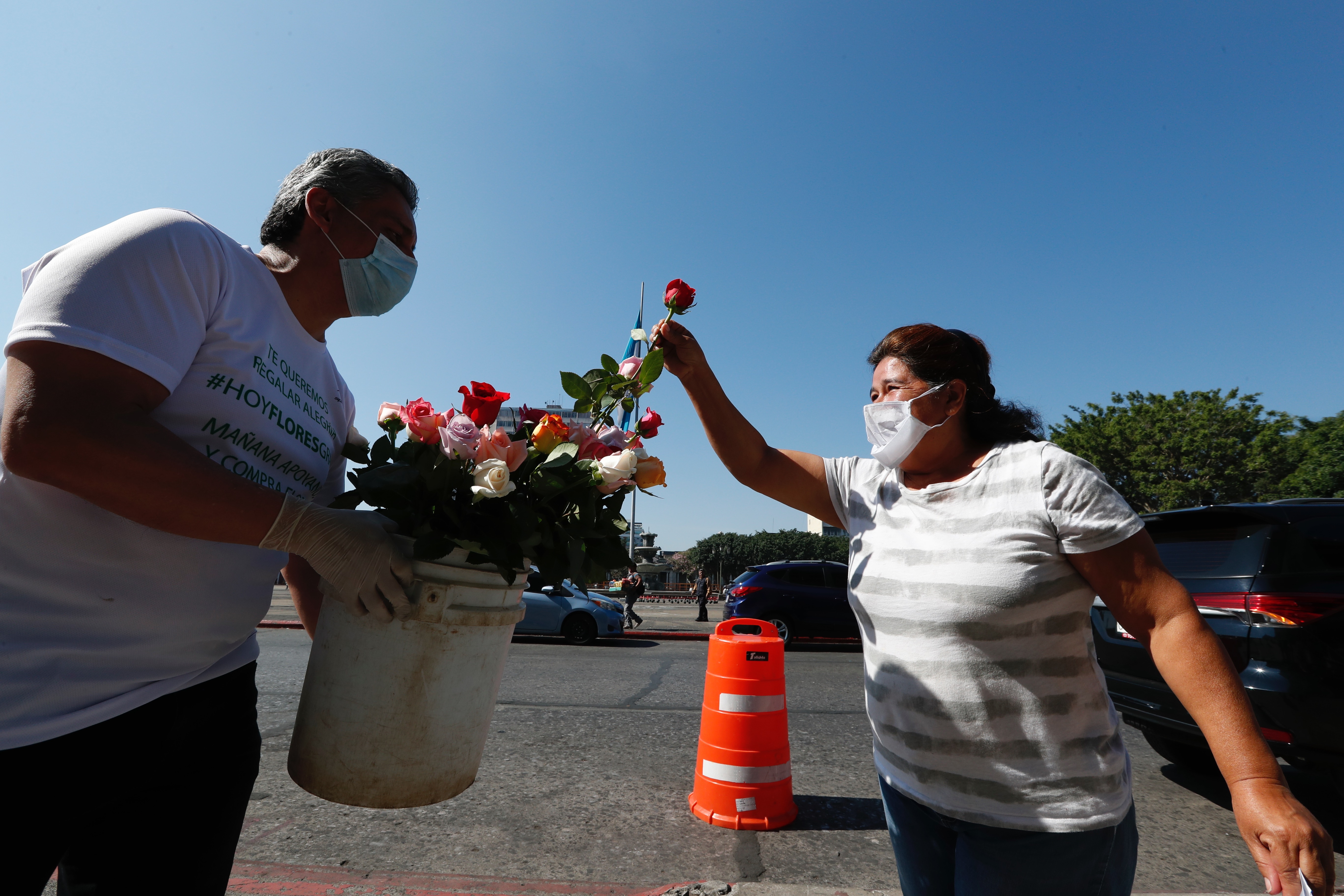 El propósito de entregar flores en la calle, fue llevarles felicidad a las personas, con el fin de neutralizar un poco todo lo que sucede en el país respecto al covid-19. Fotografía Prensa Libre: Fernando Cabrera