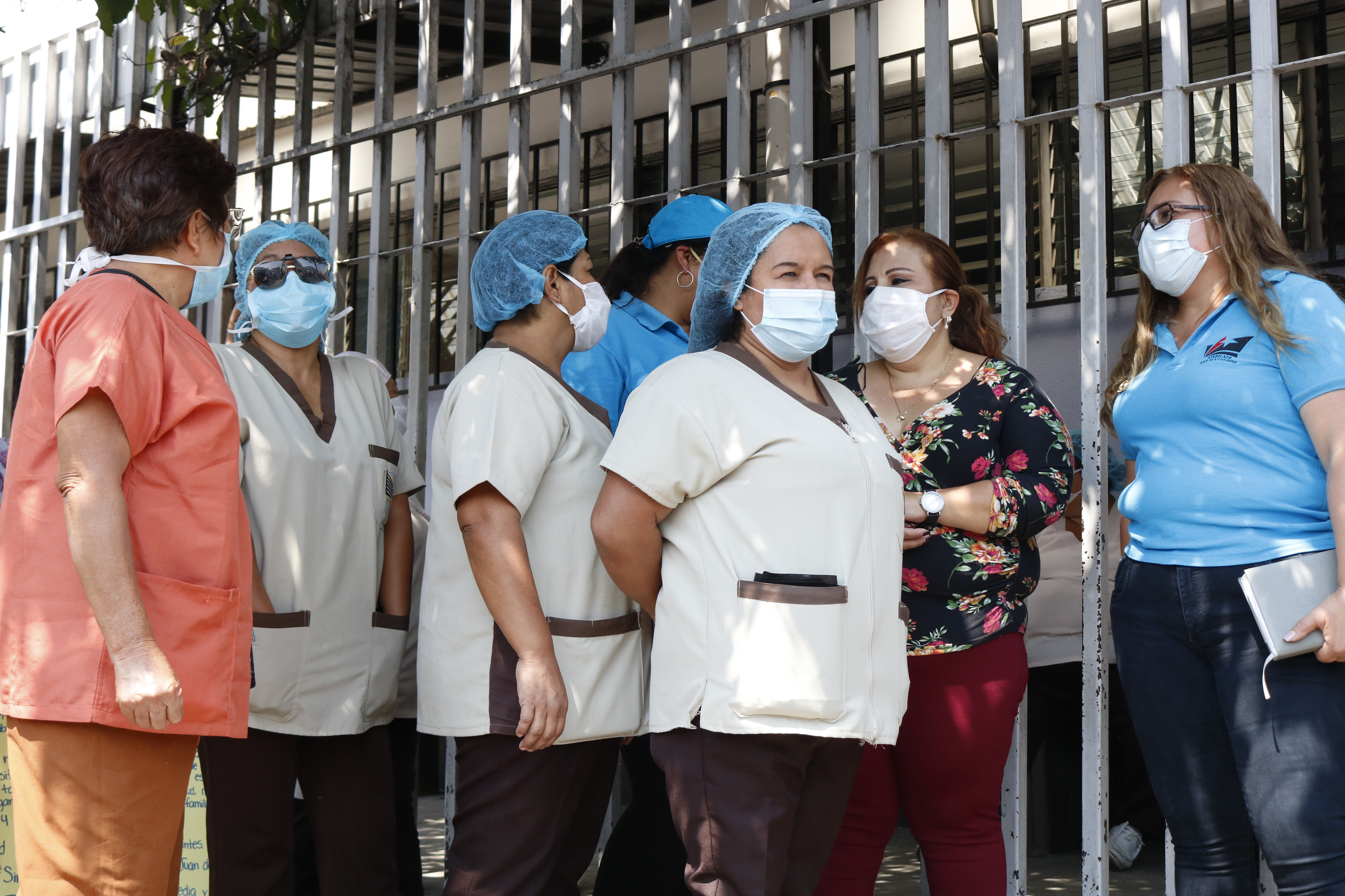 Empleados del Hospital General San Juan de Dios se manifiestan para exigir que se les otorgue  equipo de protección para reducir el riesgo de contagio de coronavirus. (Foto Prensa Libre; Fernando Cabrera)