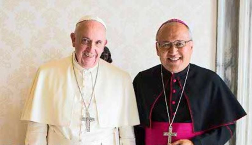 El papa Francisco junto a monseñor Francisco Montecillo. (Foto Prensa Libre: RMOP/© L'Osservatore Romano)