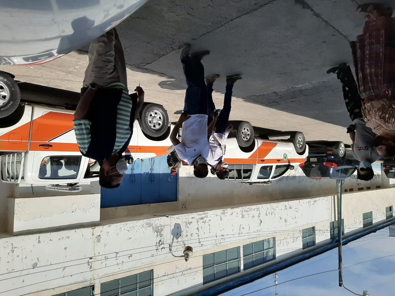 Vecinos expresan su rechazo a la instalación de hospital temporal de coronavirus al director del área de salud (camisa rayada) en la zona 1 de Santa Cruz del Quiché, (Foto Prensa Libre: Héctor Cordero)