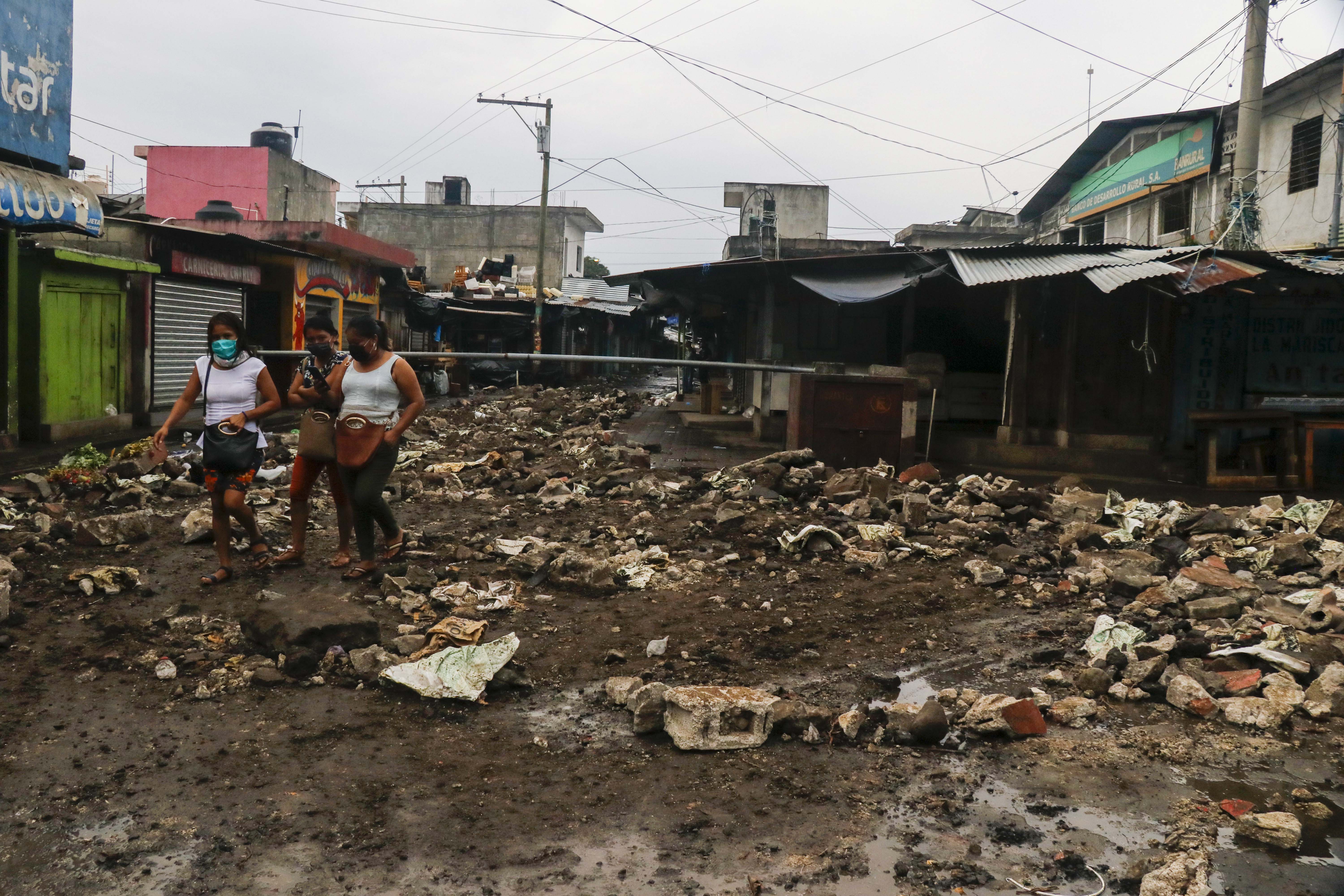 Alcalde de Retalhuleu ordenó cerrar una calle del mercado La Terminal donde comerciantes se niegan a trasladarse a lugar. (Foto Prensa Libre: Rolando Miranda)  