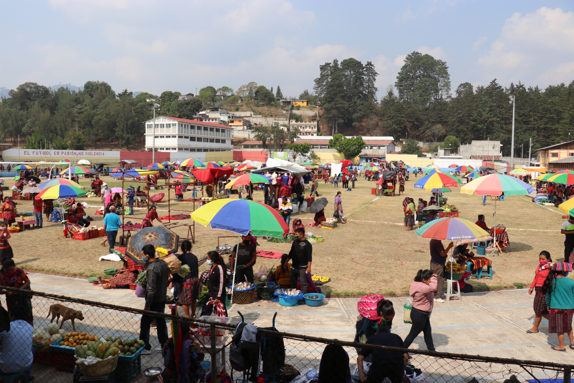 Chichicastenango, Quiché, trasladado el mercado al estadio de futbol de la localidad.  (Foto Prensa Libre: Héctor Cordero)